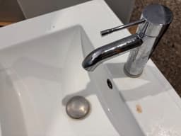 Hvidt badeværelsesmøbel