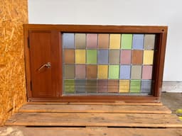 Mahogni vindue med blyindfattet glas