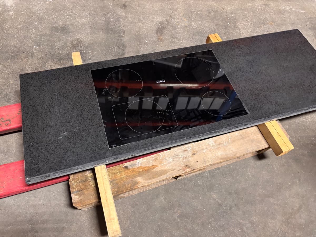 Granit bordplade med Miele induktions kogeplade