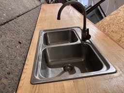 Bordplade med vask og Grohe armatur