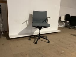 Grå/sort ICF Stick Swivel konferencestol.