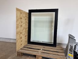 Sort Velfac vindue