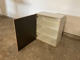 Stilrent og moderne overskab i nordisk design