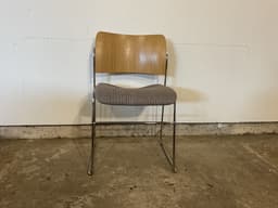 Arkitekttegnet Howe 40/4 stol af David Rowland – Flot stand