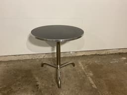 Cafebord med stål stel og sort bordplade