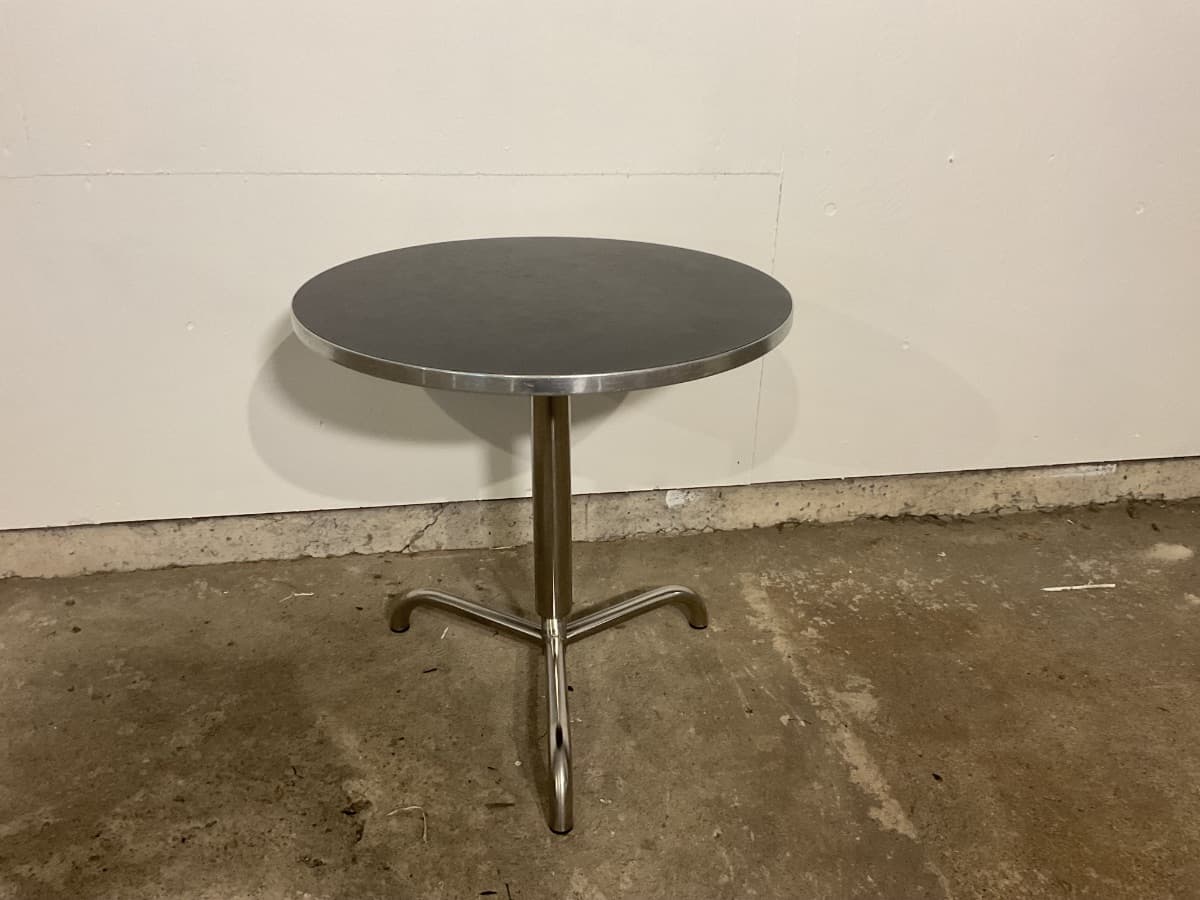 Cafebord med stål stel og sort bordplade