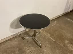 Cafebord med stål stel og sort bordplade