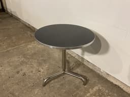 Cafebord med stål stel og sort bordplade