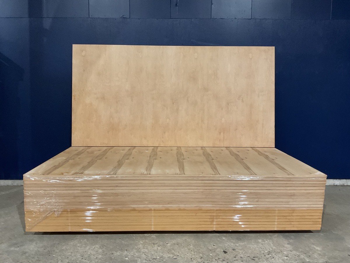 Paged Hardwood Plywood - Birkekrydsfiner 30mm — leverandørfoto fra Jensen Genbrug