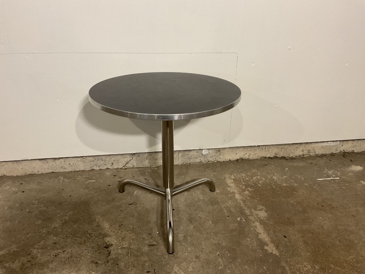 Cafebord med stål stel og sort bordplade — leverandørfoto fra Jensen Genbrug