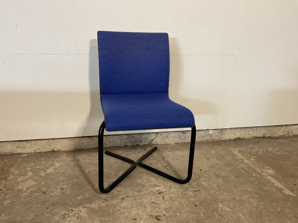 Blå frisvinger stole — leverandørfoto fra Jensen Genbrug